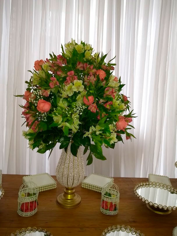 Decoração de mesa com buquê de flores NM Eventos. 