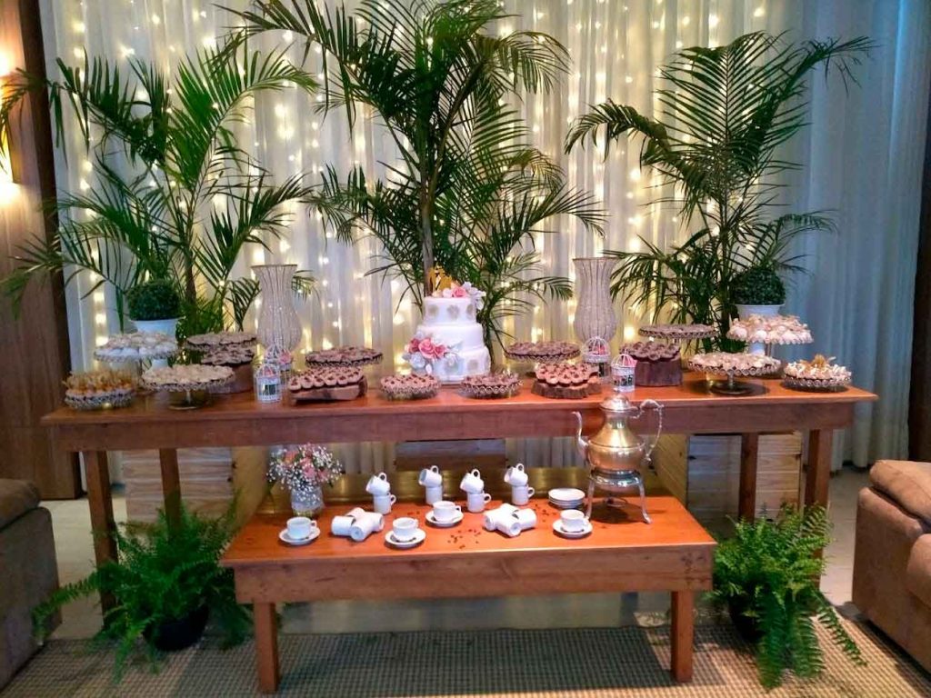 Mesa dos noivos de casamento decoração rústica.