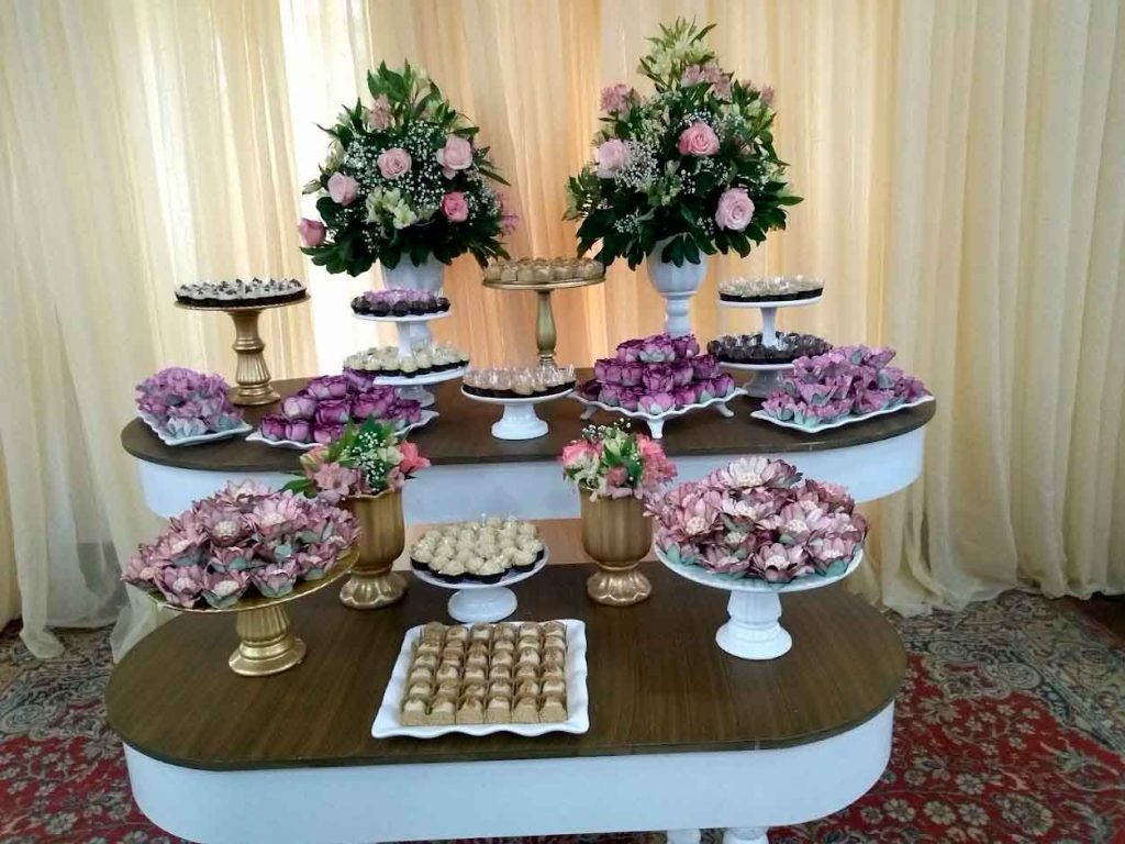 Mesa de doces com bandejas de decoração em caxias do sul RS
