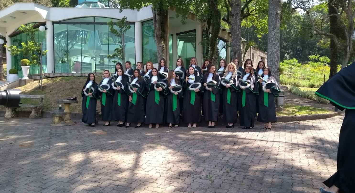 Becas azuis em um cenário elegante de formatura.