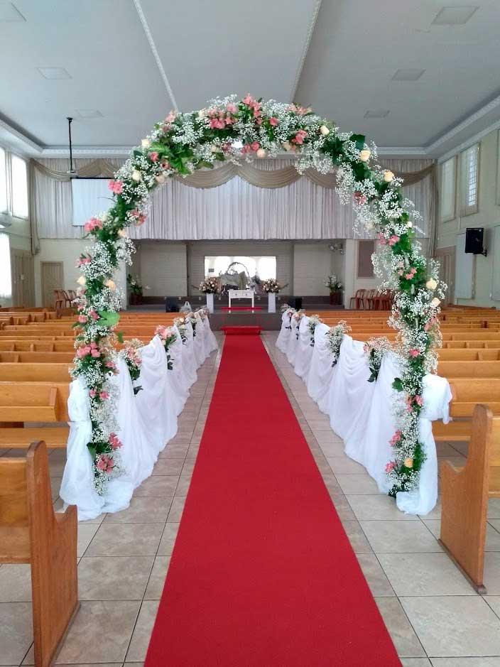 Arco floral em decoração de evento.