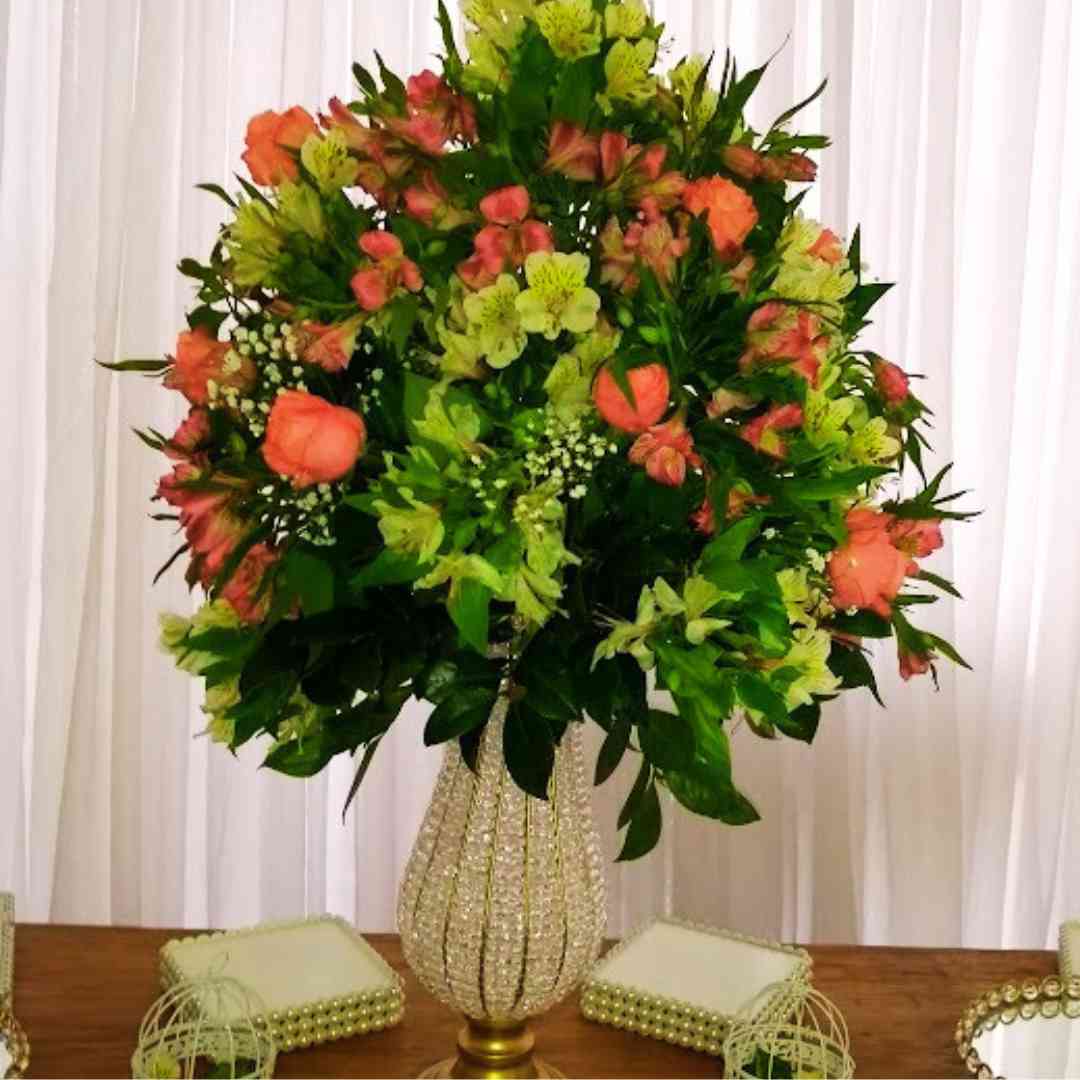 Arranjo floral em decoração da NM Eventos.