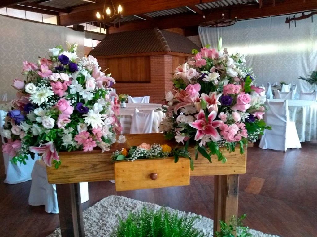 Arranjo floral para decoração de mesa.