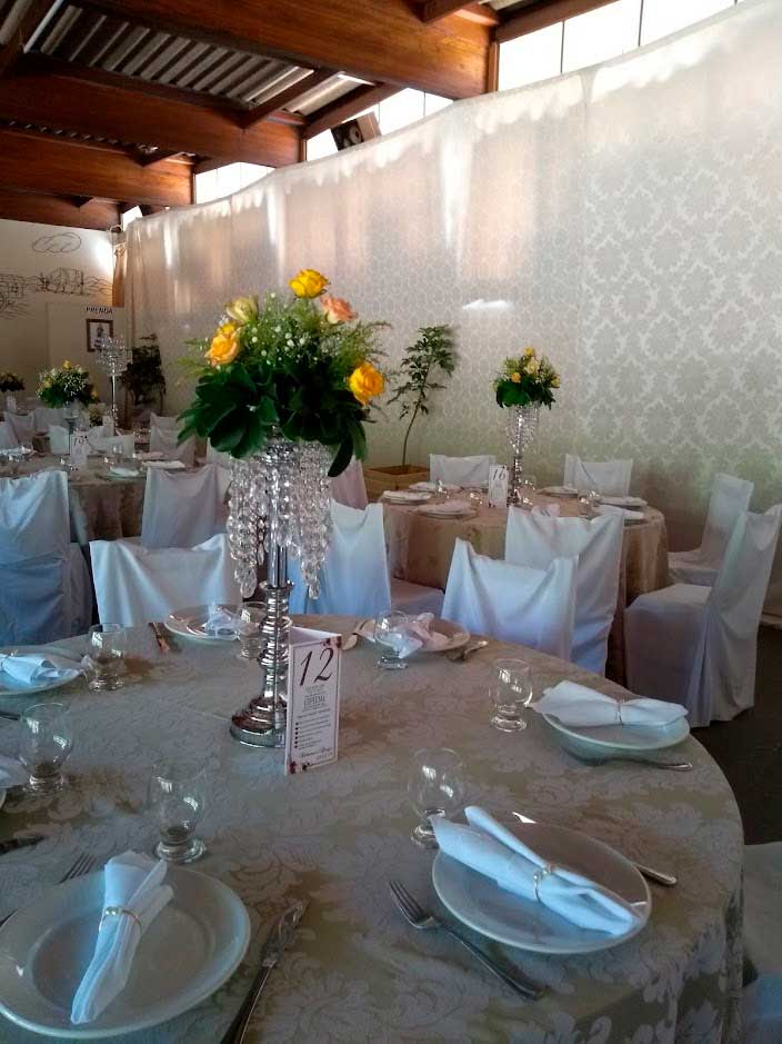 Decoração de casamento com cortinados.