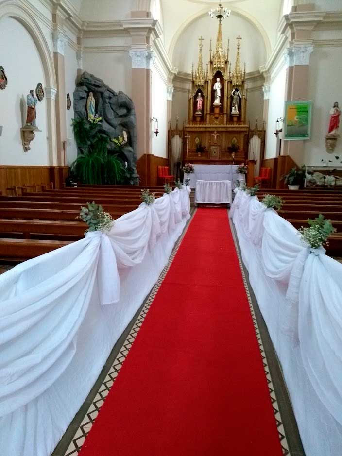 Decoração de casamento com cortinado.