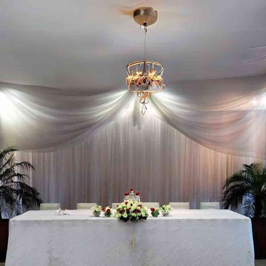 Cortinado iluminado em decoração de evento.