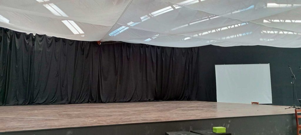 Cortinado preto para evento.