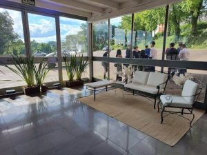 Hall de evento com decoração e plantas.