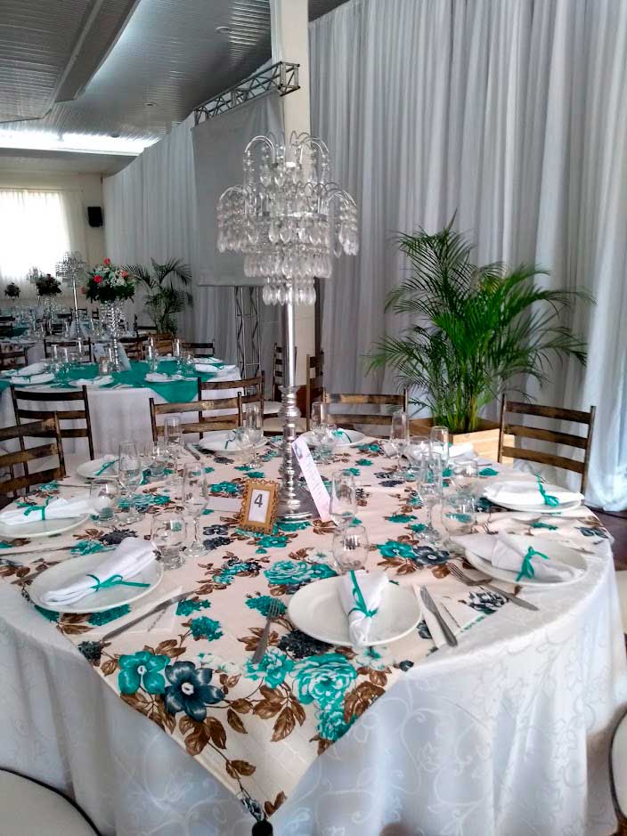 Lustre e cortinado em decoração.