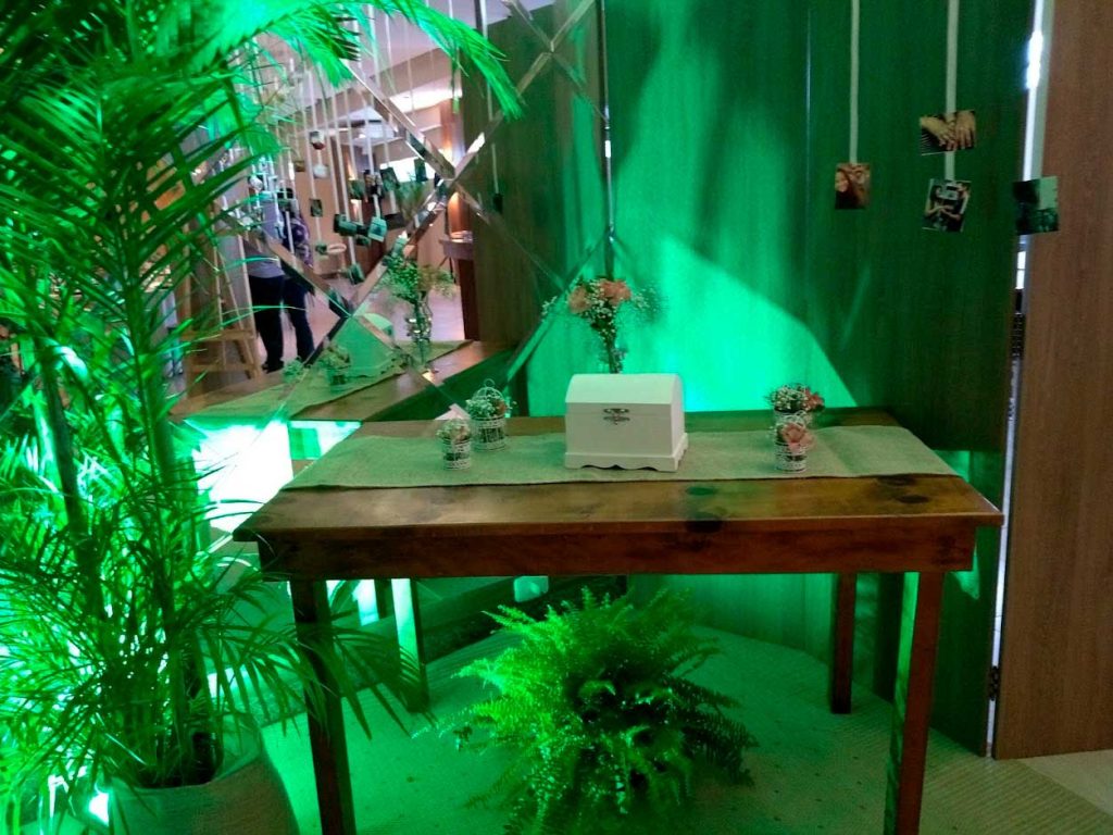 Mesa decorada com flores.