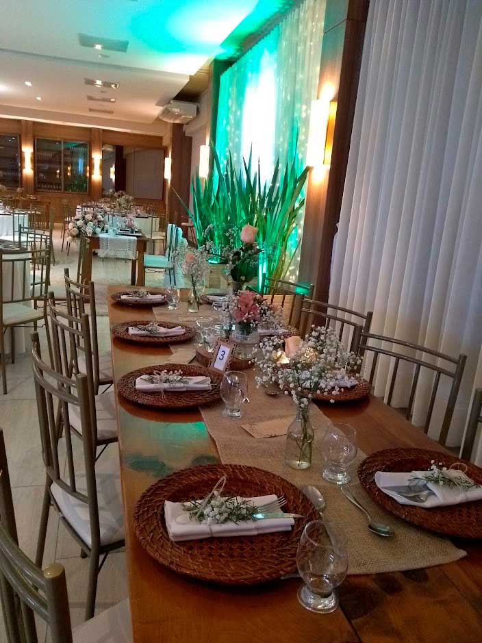 Louças e mesa montada para celebração.
