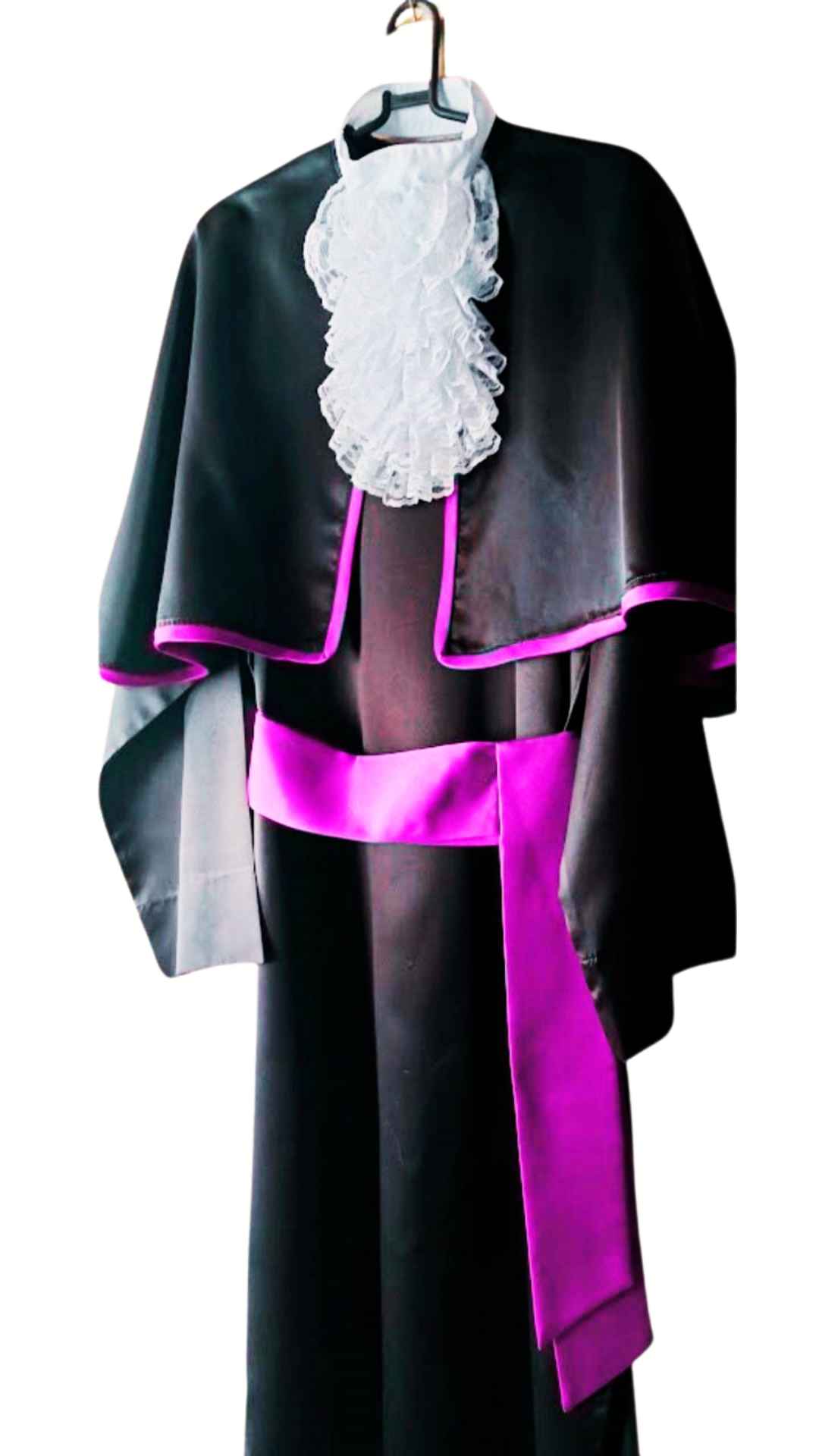 Toga de formatura rosa.