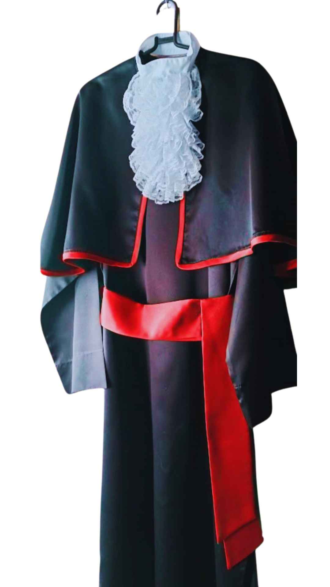 Toga de formatura vermelha.