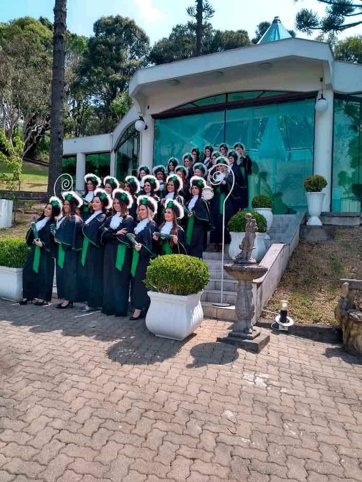 Turma com togas de formatura.
