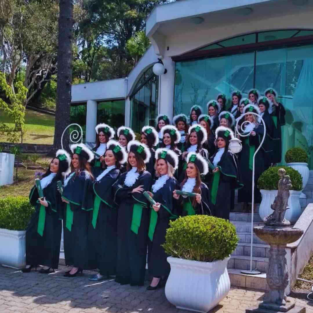 Turma de formandos em cerimônia.